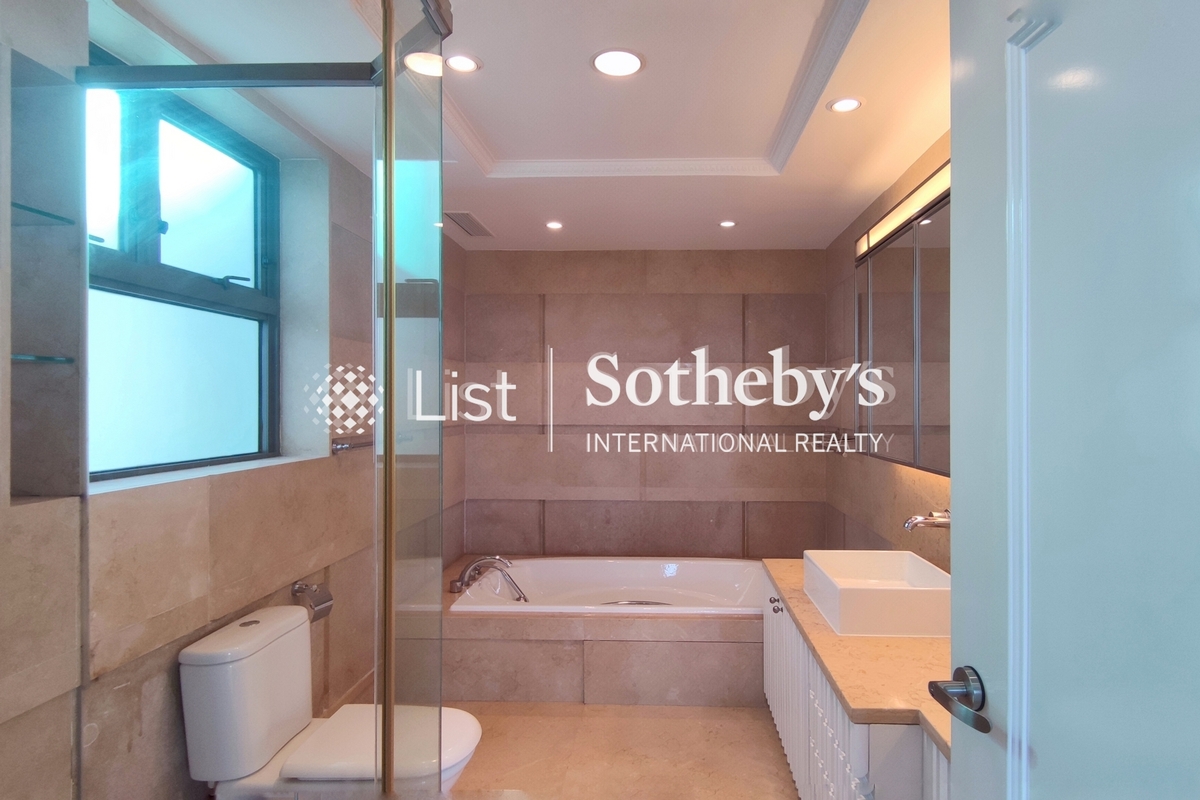 No. 74 Mount Kellett Road 加列山道74號 | Master Bathroom