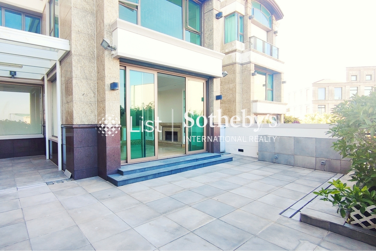 No. 74 Mount Kellett Road 加列山道74號 | Private Garden off Living Room