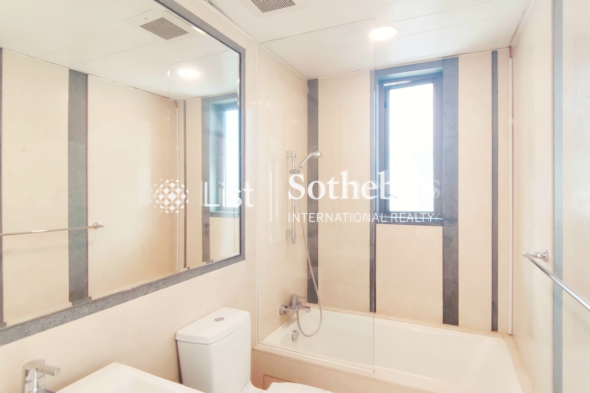 No. 74 Mount Kellett Road 加列山道74號 | Guest Bathroom