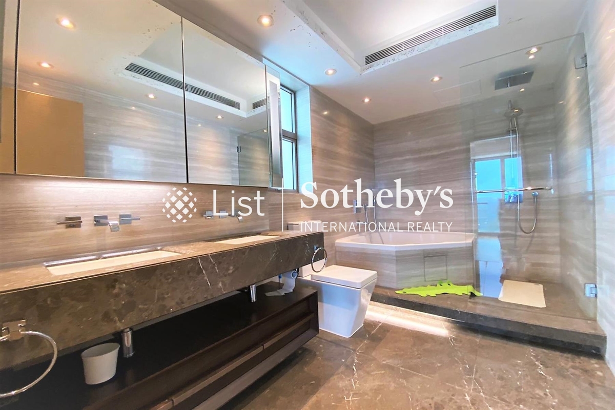 No. 74 Mount Kellett Road 加列山道74號 | Master Bathroom