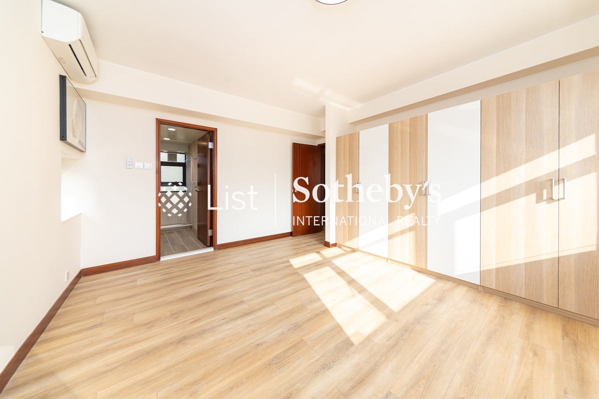 Cavendish Heights 嘉雲臺 | Built-in Wardrobe in Master Bedroom 