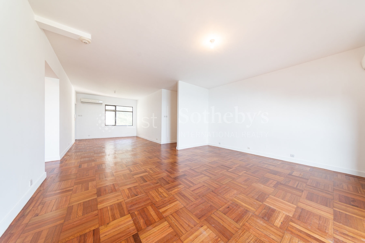 Repulse Bay Apartments 淺水灣花園大廈 | Living and Dining Room