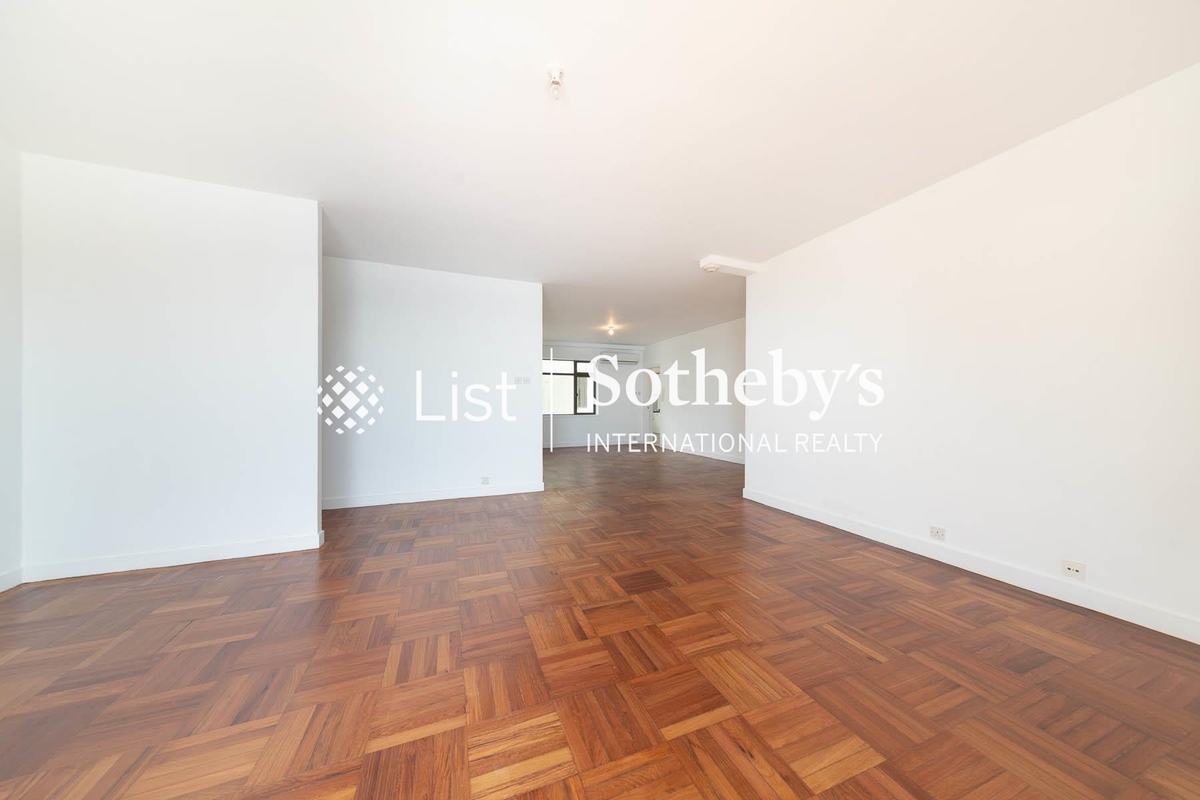 Repulse Bay Apartments 淺水灣花園大廈 | Living and Dining Room