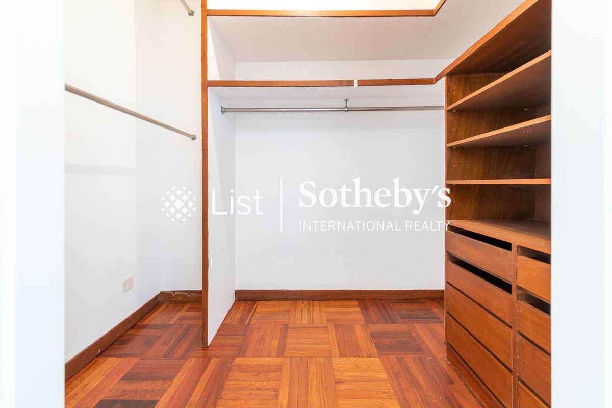 Repulse Bay Apartments 浅水湾花园大厦 | Walk-in Closet in Master Bedroom