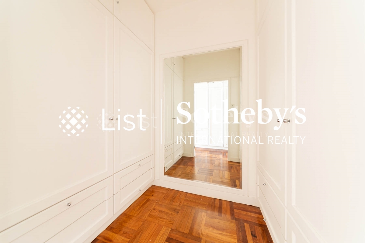 Repulse Bay Apartments 浅水湾花园大厦 | Walk-in Closet in Master Bedroom 