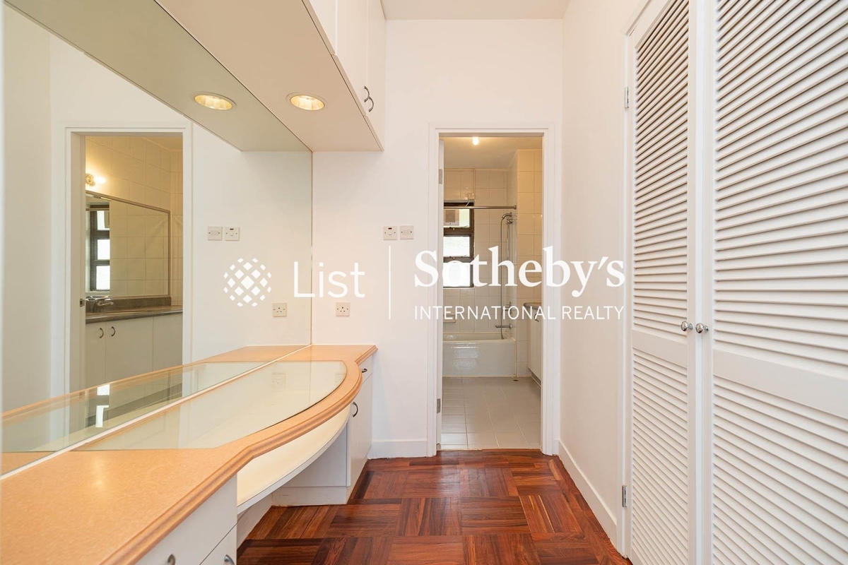 Repulse Bay Apartments 淺水灣花園大廈 | Dressing Area in Master Bedroom