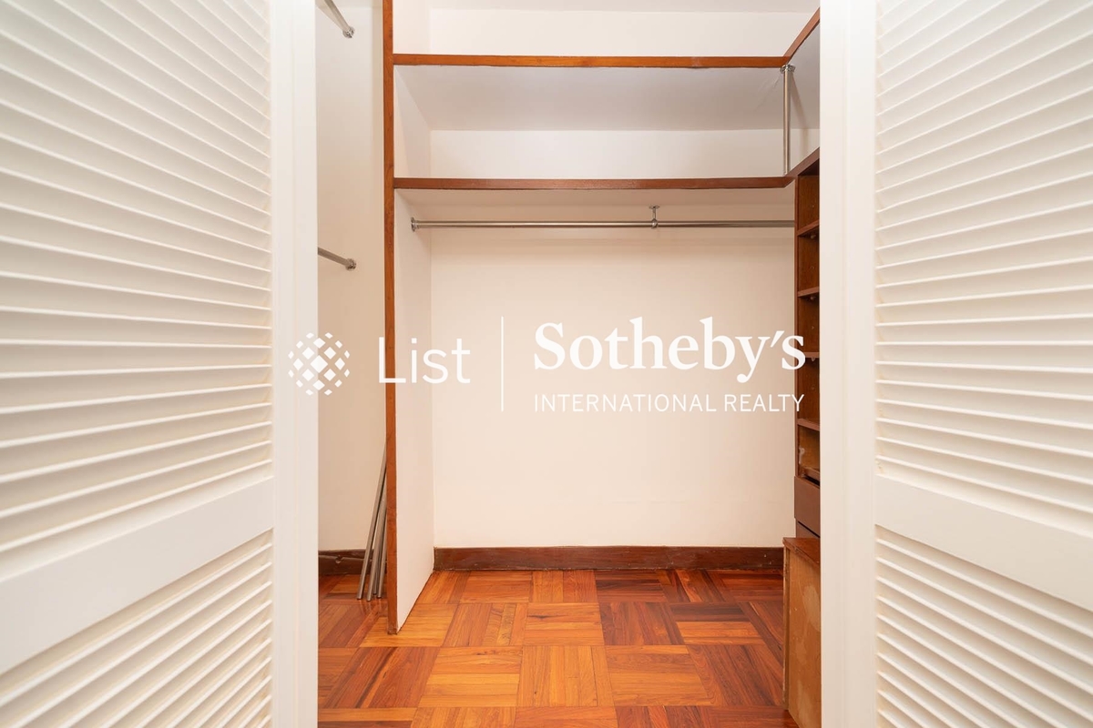Repulse Bay Apartments 淺水灣花園大廈 | Walk-in Closet in Master Bedroom