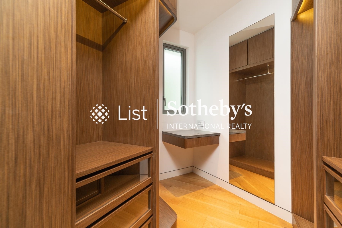 The Repulse Bay 影灣園 | Walk-in Closet in Master Bedroom