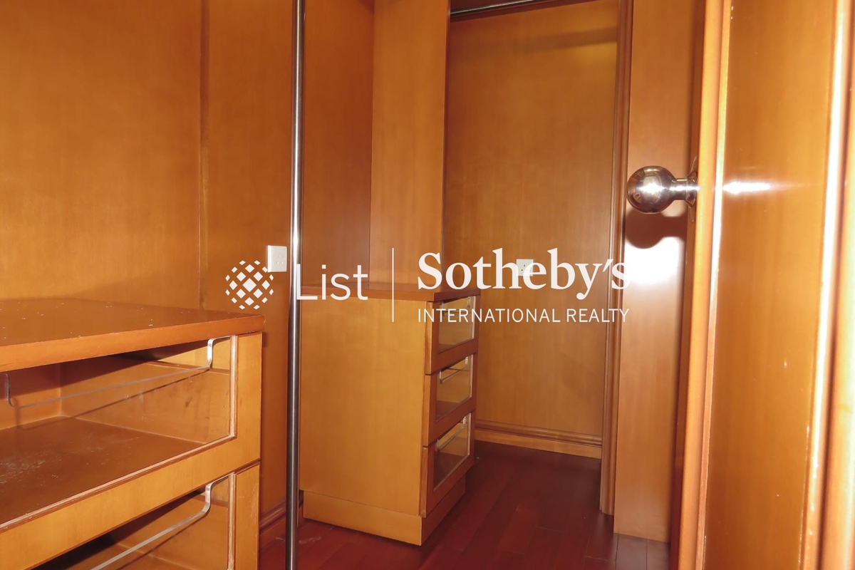 The Repulse Bay 影灣園 | Walk-in Closet in Master Bedroom