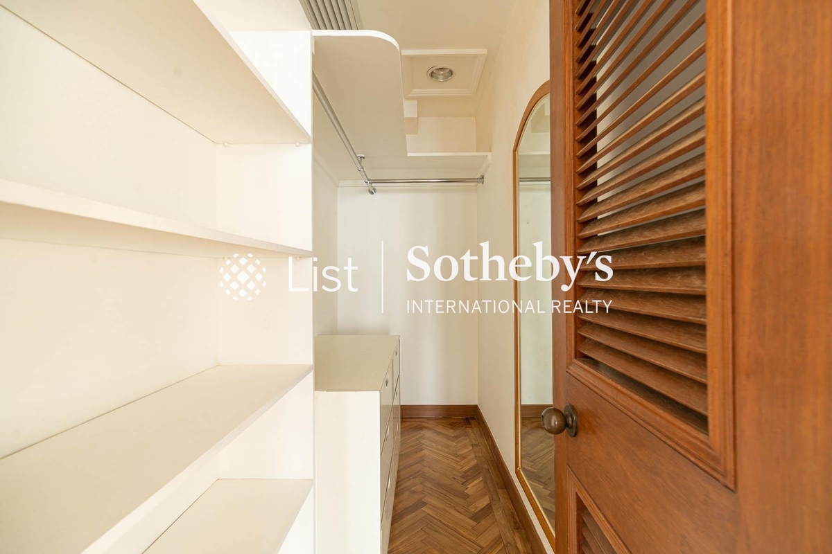 The Repulse Bay 影灣園 | Walk-in Closet in Master Bedroom
