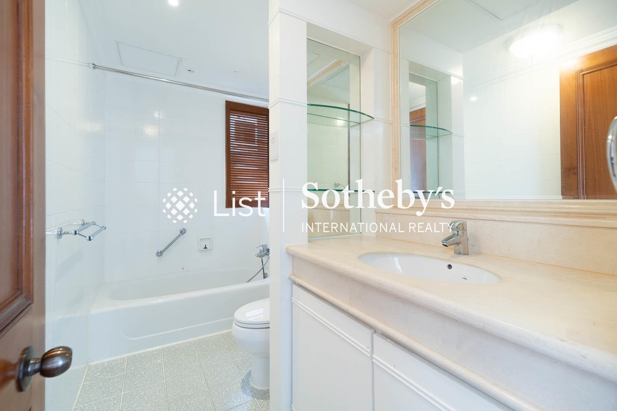 The Repulse Bay 影灣園 | Guest Bathroom