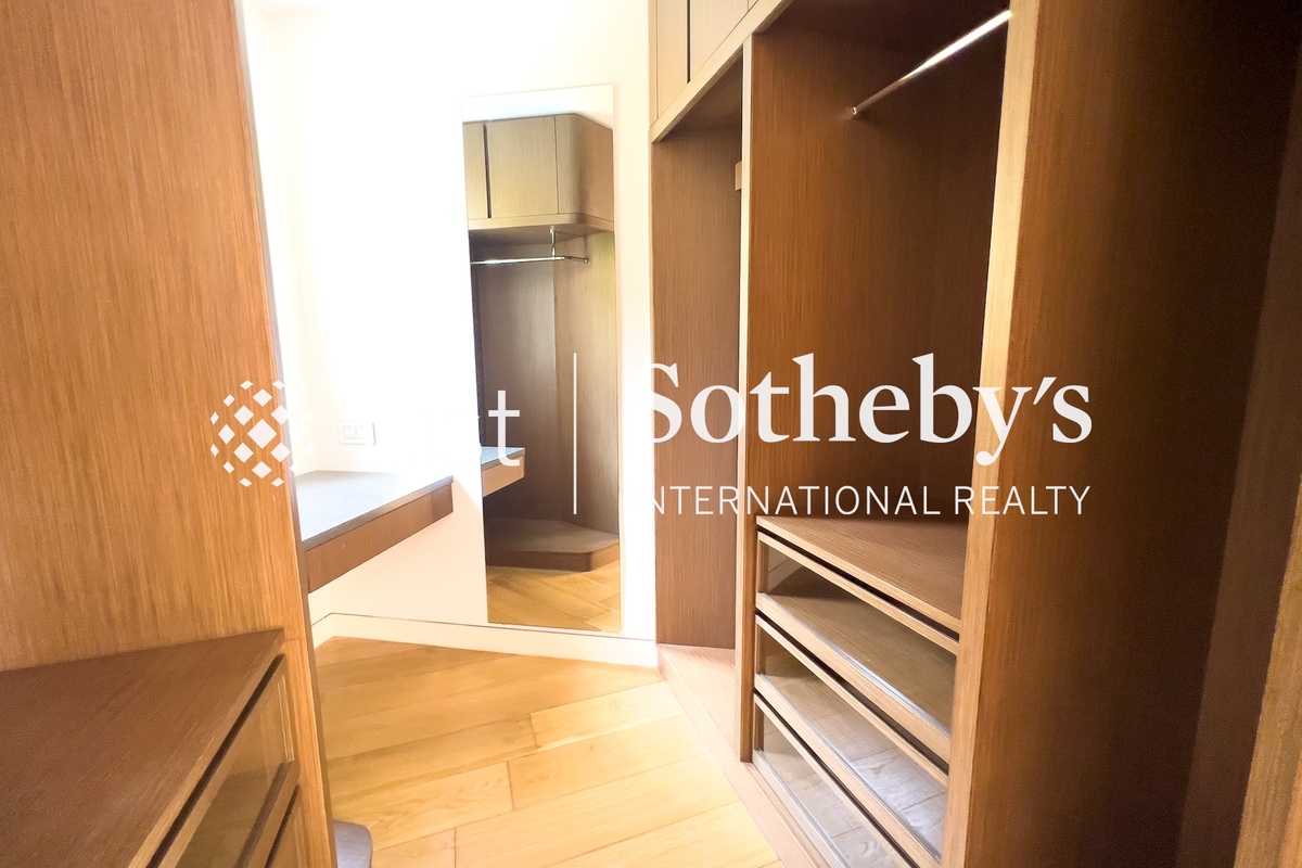 The Repulse Bay 影灣園 | Walk-in Closet in Master Bedroom 