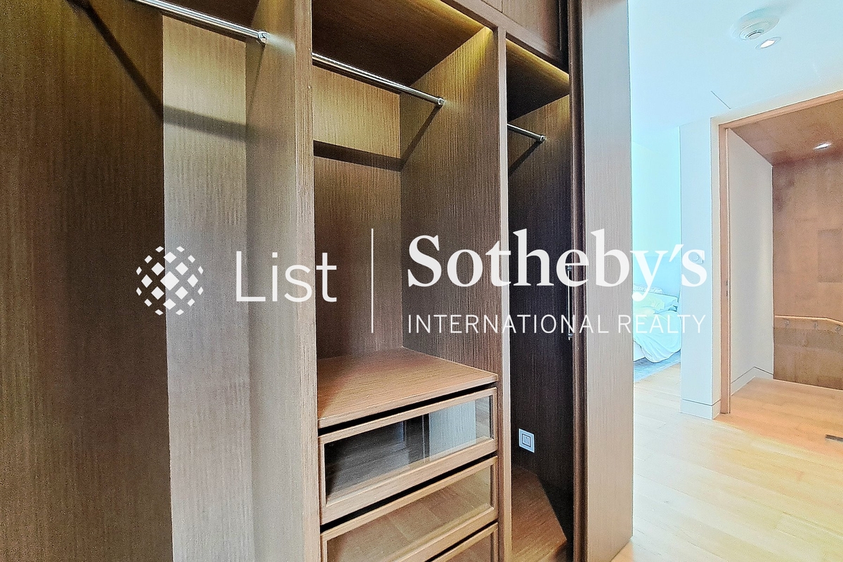 The Repulse Bay 影灣園 | Walk-in Closet in Master Bedroom 
