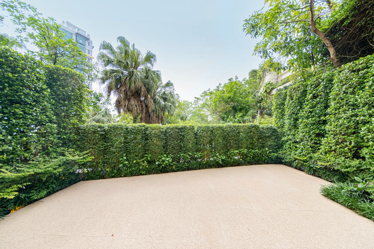 Strawberry Hill 红梅阁 | Private Terrace off Living Room
