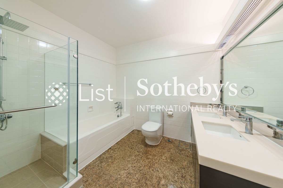 Strawberry Hill 紅梅閣 | Master Bathroom