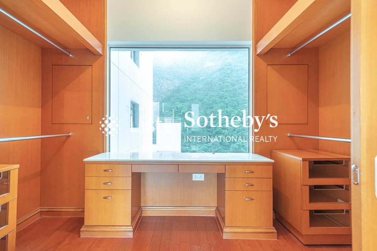 The Repulse Bay 影灣園 | Walk-in Closet in Master Bedroom