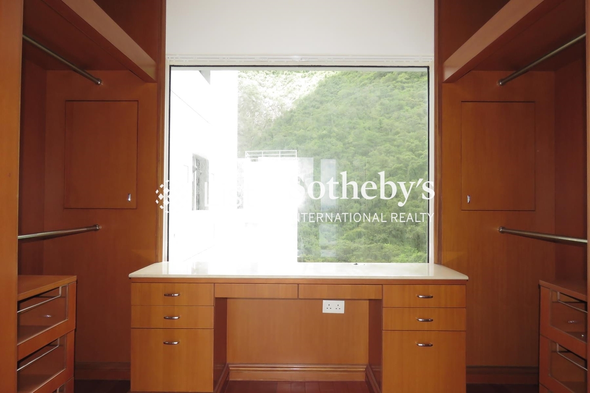 The Repulse Bay 影灣園 | Walk-in Closet in Master Bedroom