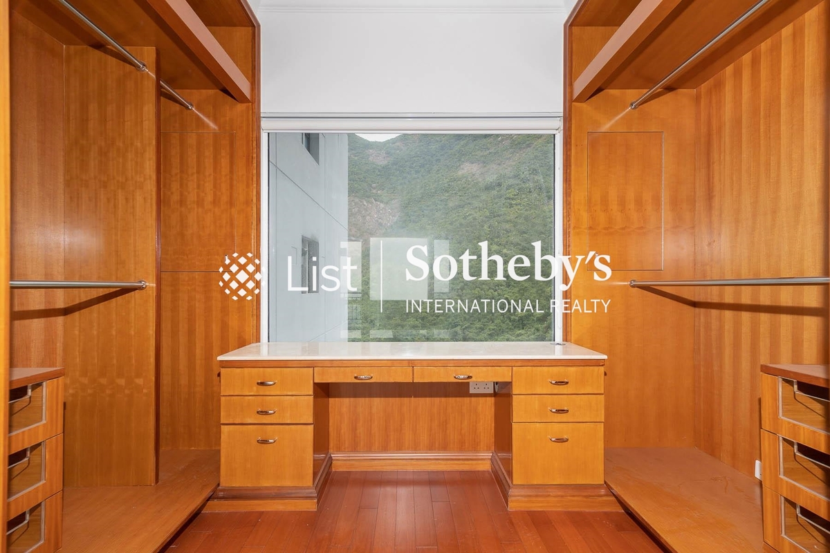 The Repulse Bay 影灣園 | Walk-in Closet in Master Bedroom