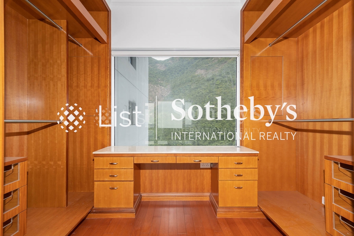 The Repulse Bay 影灣園 | Walk-in Closet in Master Bedroom 