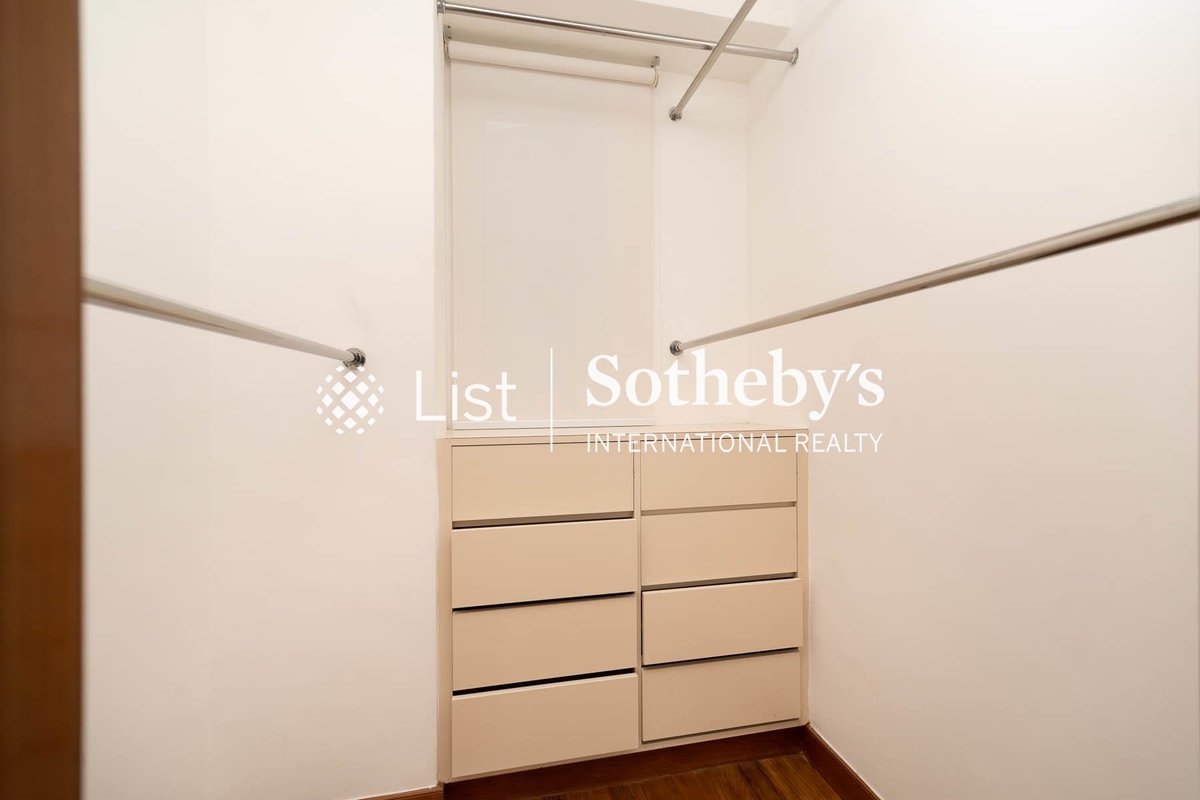 The Repulse Bay 影灣園 | Walk-in Closet in Master Bedroom