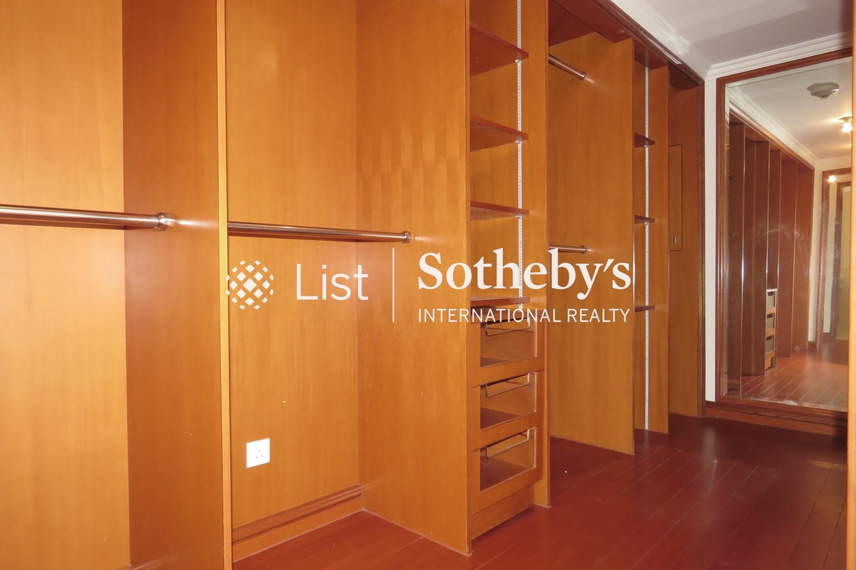 The Repulse Bay 影灣園 | Walk-in Closet in Master Bedroom