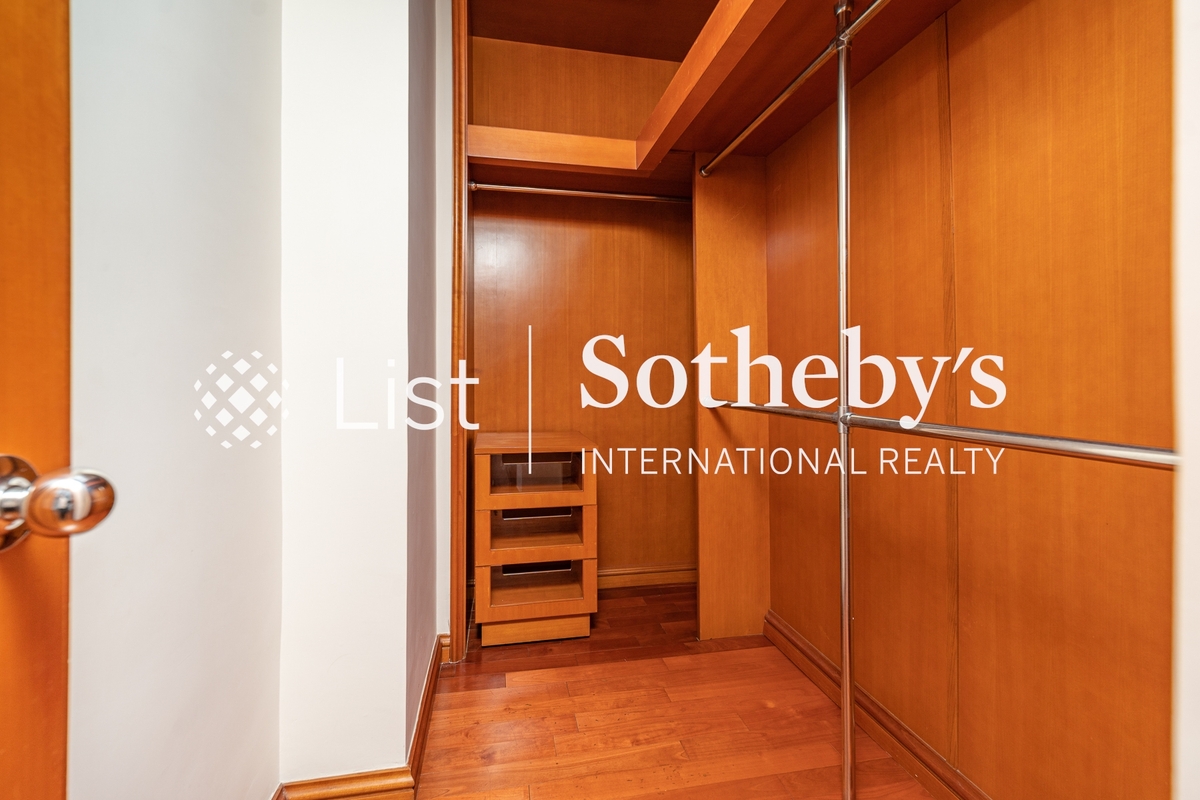 The Repulse Bay 影湾园 | Walk-in Closet in Master Bedroom 