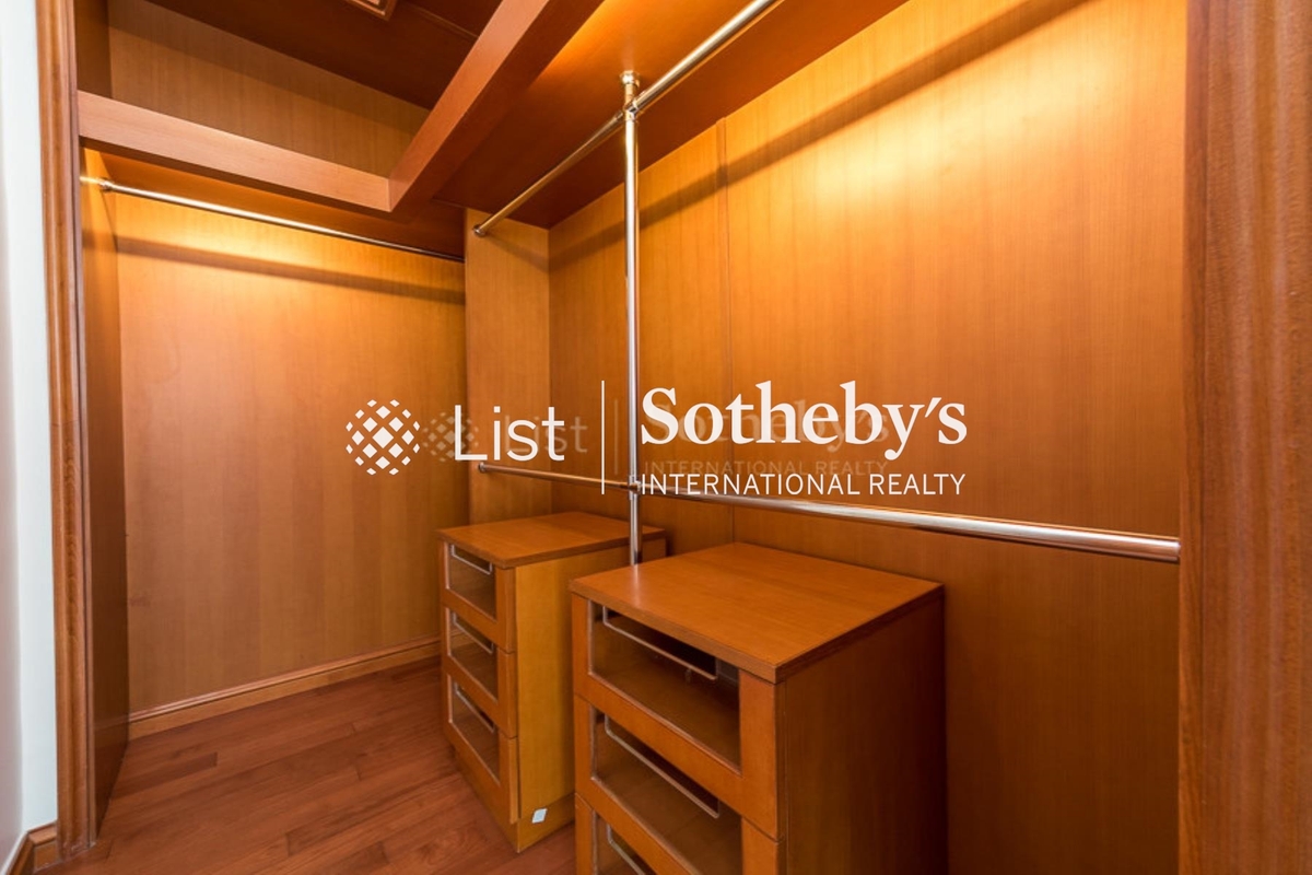 The Repulse Bay 影灣園 | Walk-in Closet in Master Bedroom