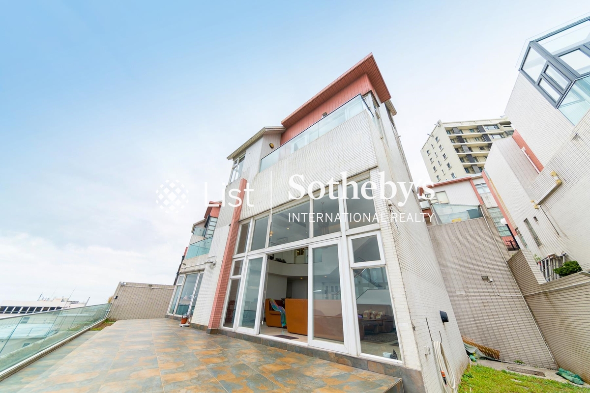 Sunshine Villa 陽光花園 | Private Terrace off Living Room