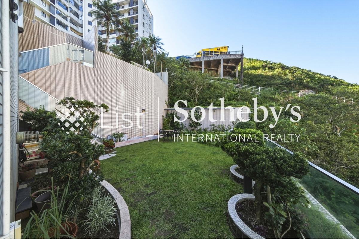 Sunshine Villa 陽光花園 | Private Garden off Living Room