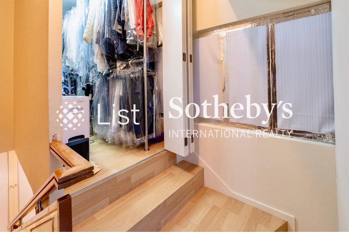 Sunshine Villa 阳光花园 | Walk-in Closet in Master Bedroom 