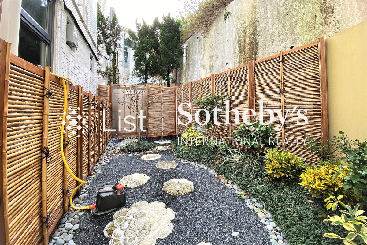 Sunshine Villa 陽光花園 | Private Garden off Dining Room