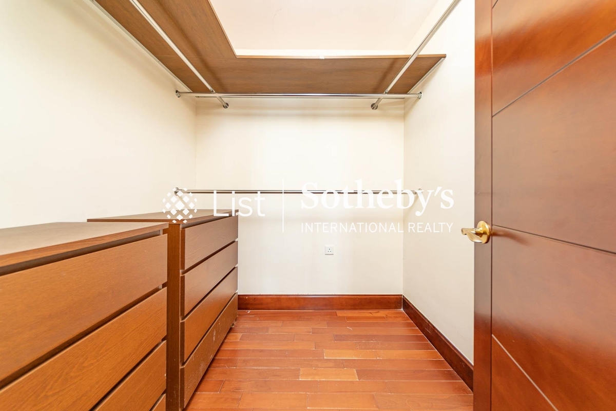 Repulse Bay Mansions 淺水灣大廈 | Walk-in Closet in Master Bedroom