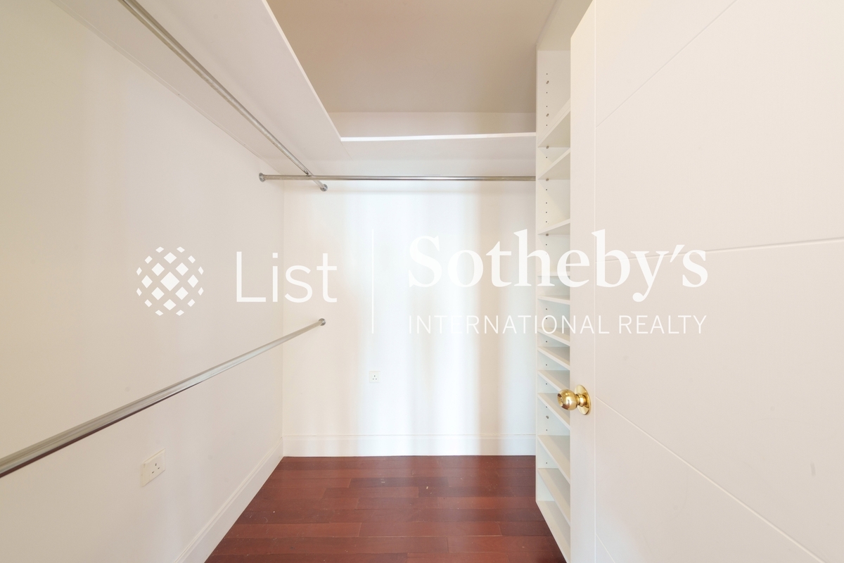 Repulse Bay Mansions 淺水灣大廈 | Walk-in Closet in Master Bedroom 
