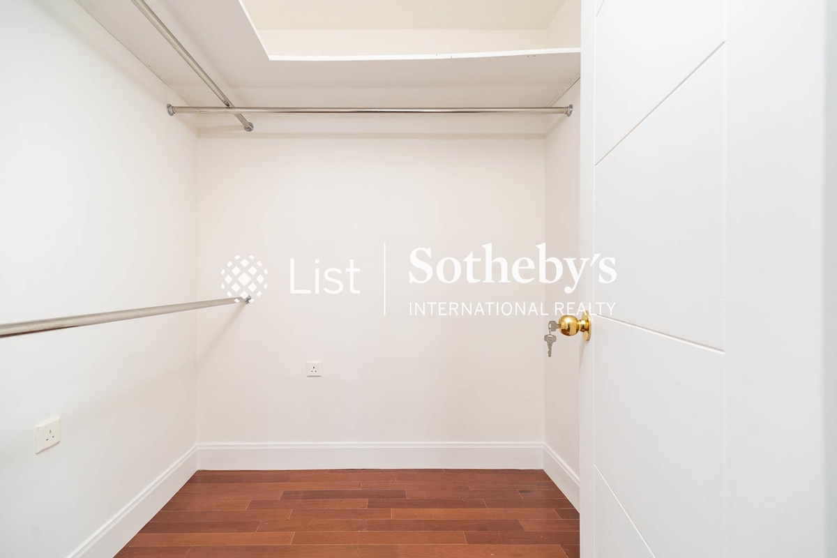 Repulse Bay Mansions 淺水灣大廈 | Walk-in Closet in Master Bedroom