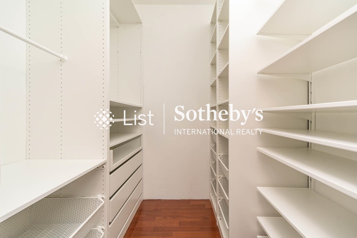 Repulse Bay Mansions 淺水灣大廈 | Walk-in Closet in Master Bedroom
