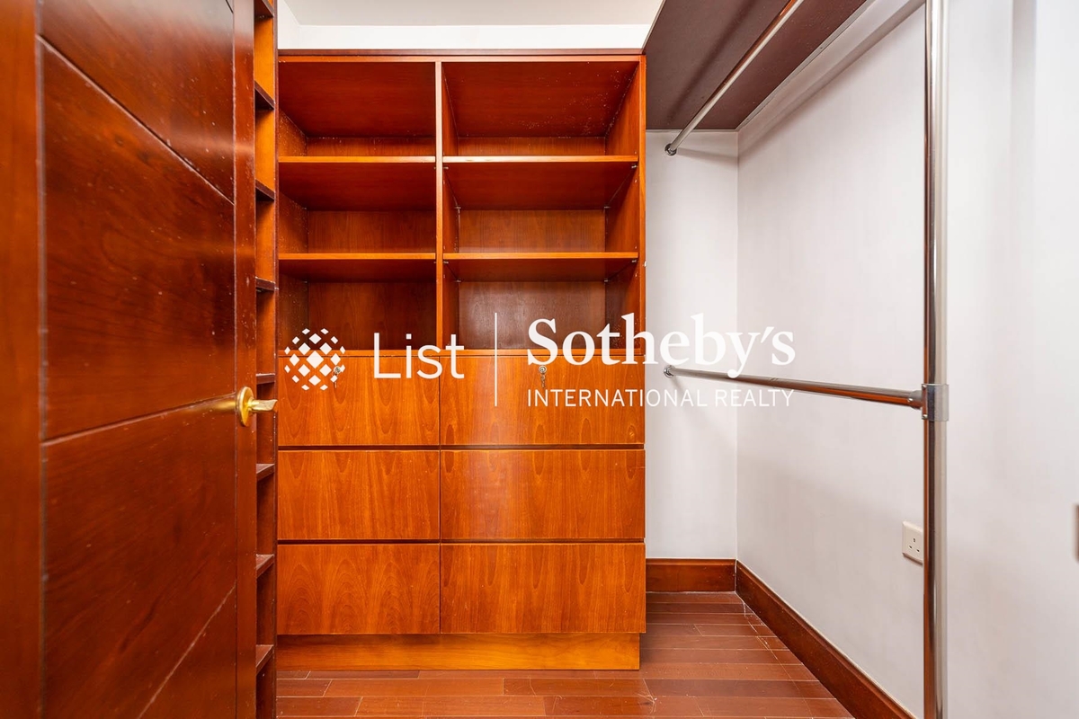 Repulse Bay Mansions 淺水灣大廈 | Walk-in Closet in Master Bedroom