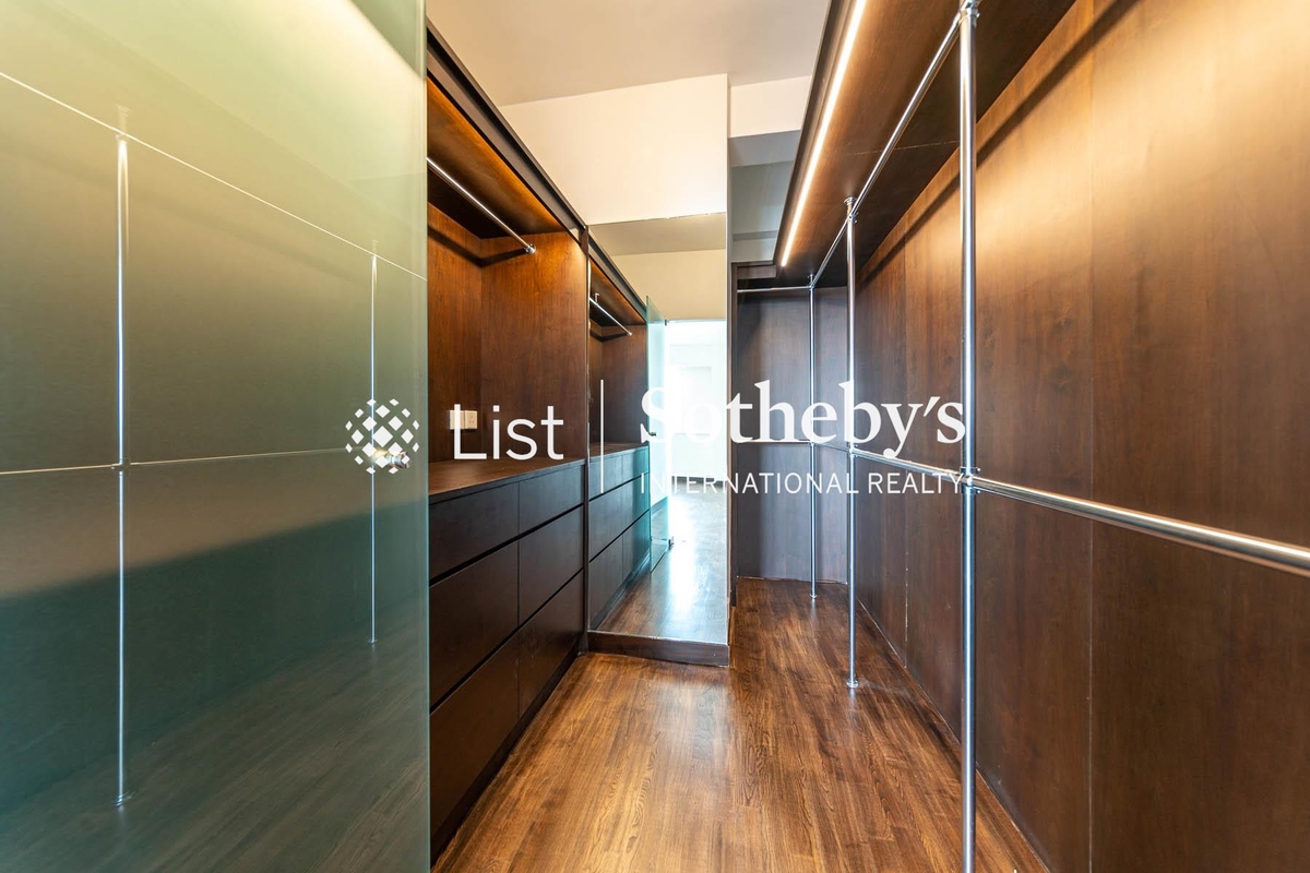 Repulse Bay Towers 保華大廈 | Walk-in Closet in Master Bedroom