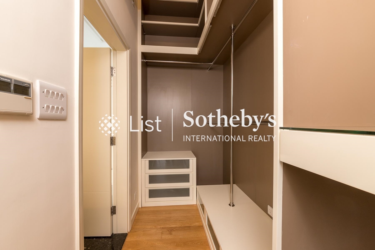 Interocean Court 山頂道26號 | Walk-in Closet in Master Bedroom