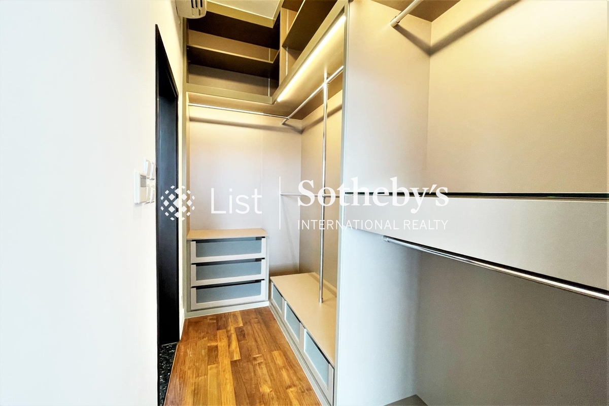 Interocean Court 山頂道26號 | Walk-in Closet in Master Bedroom
