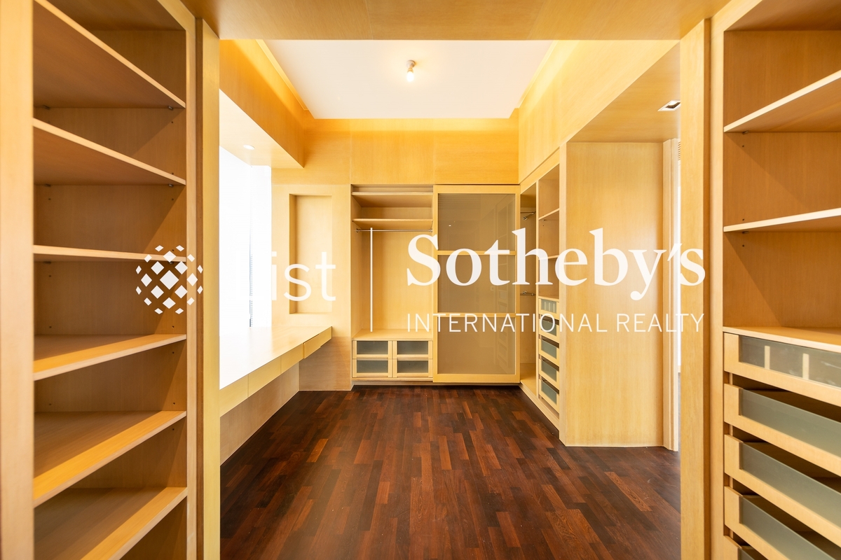 Interocean Court 山顶道26号 | Walk-in Closet in Master Bedroom 