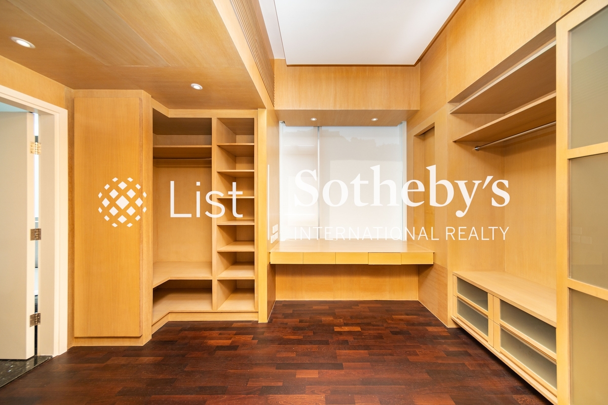 Interocean Court 山顶道26号 | Walk-in Closet in Master Bedroom 