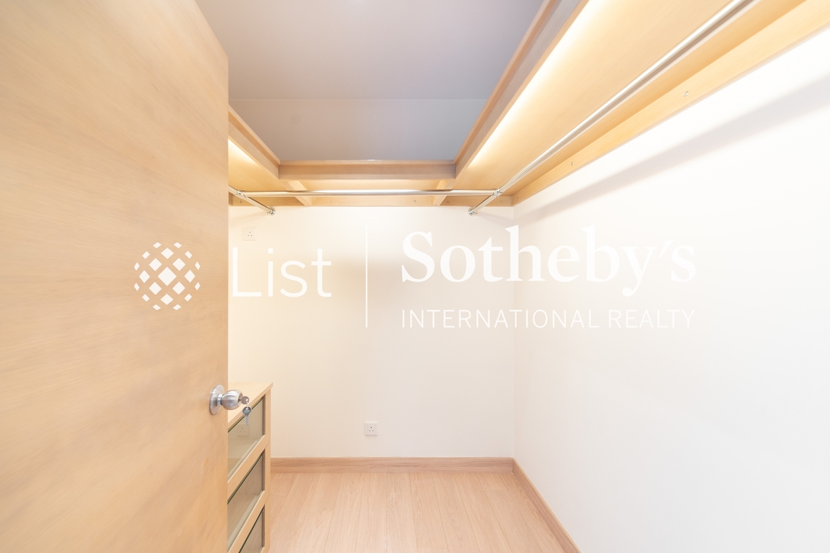 Leon Court 利安閣 | Walk-in Closet in Master Bedroom 