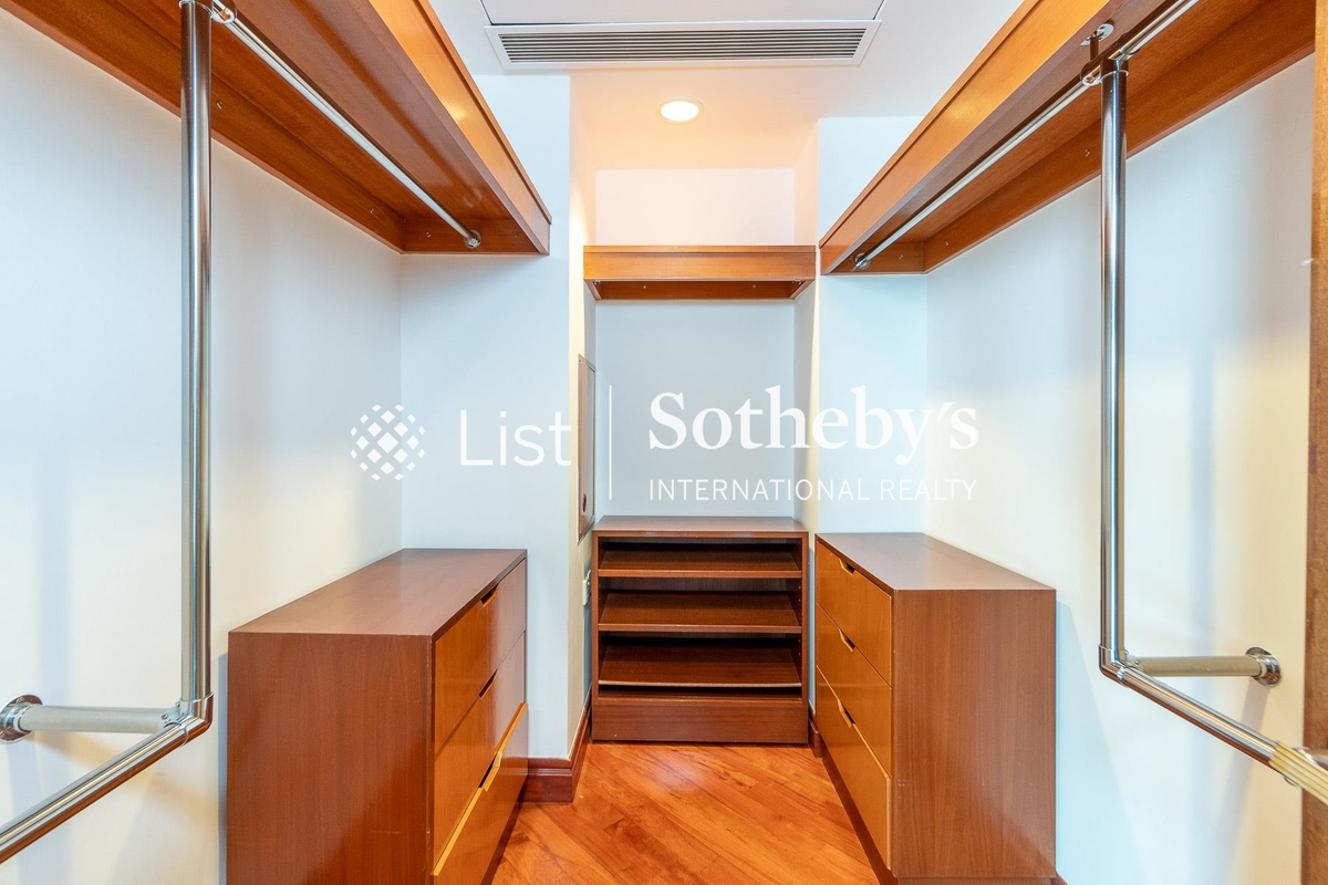 127 Repulse Bay Road 淺水灣道127號 | Walk-in Closet in Master Bedroom