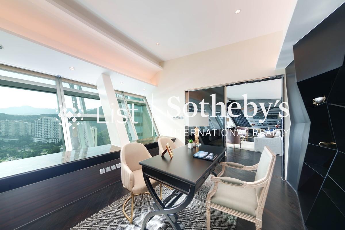 The Lily The Lily | Third Bedroom