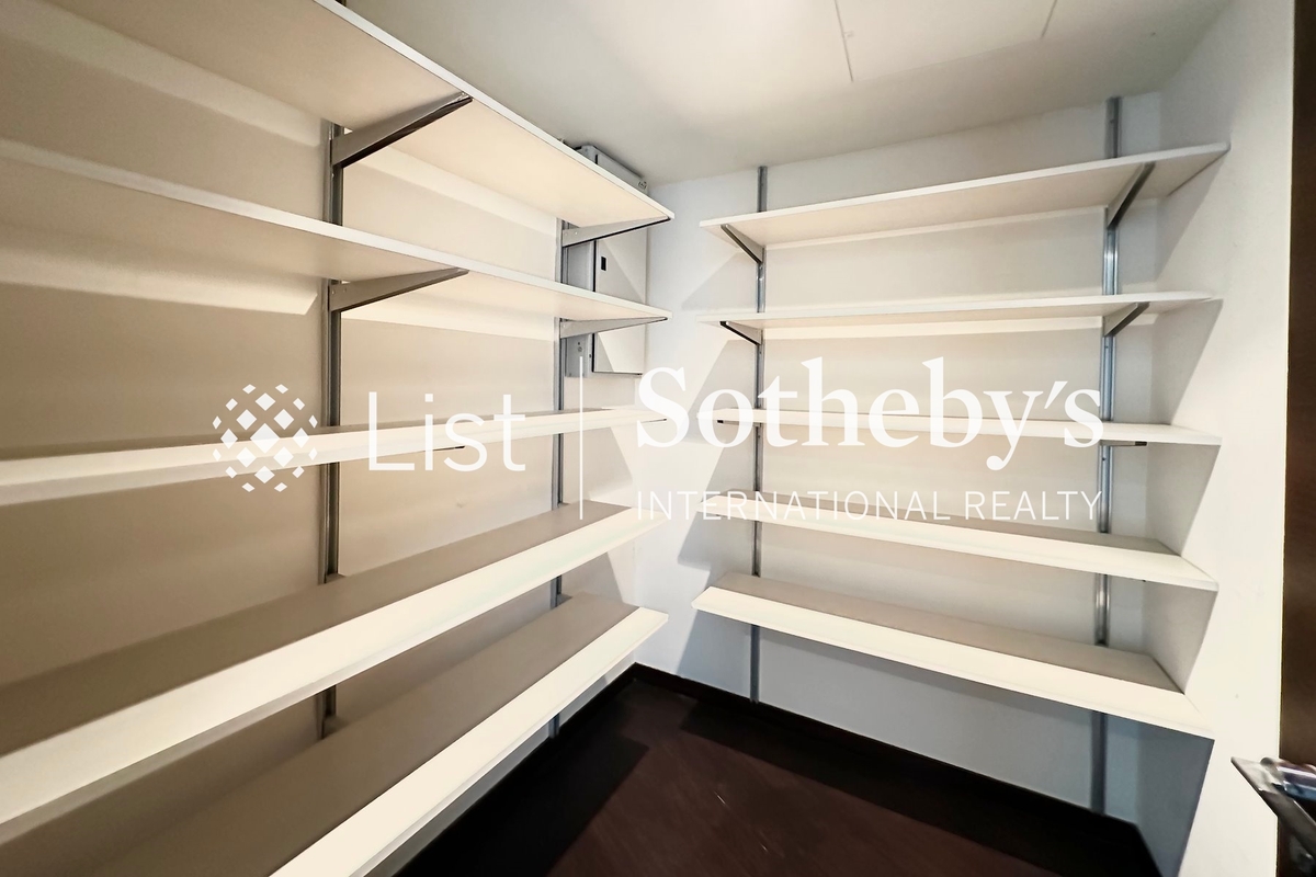 The Lily The Lily | Walk-in Closet