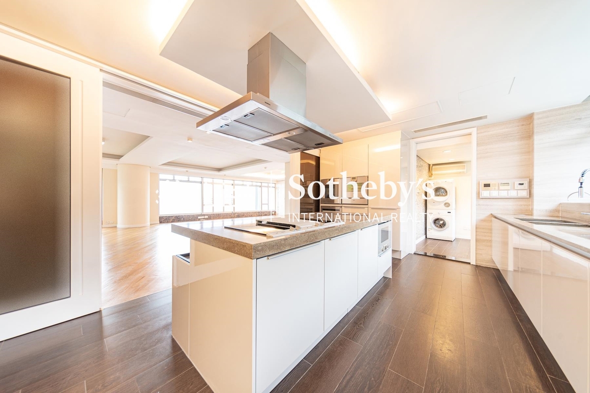 The Lily The Lily | Open Kitchen