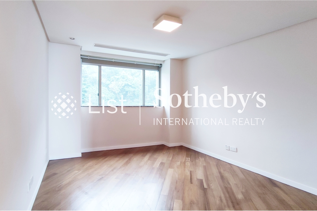 The Lily The Lily | Third Bedroom