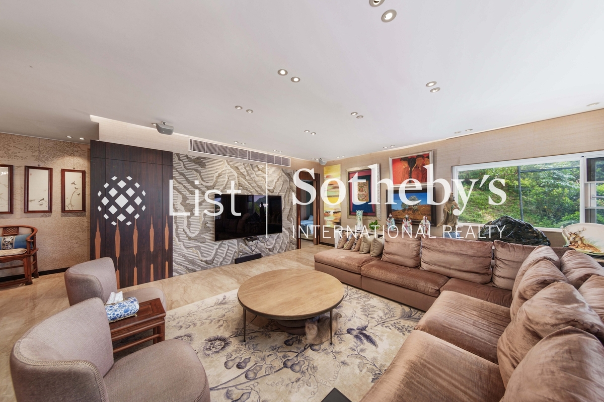 Guildford Court 僑福道5號 | Living and Dining Room