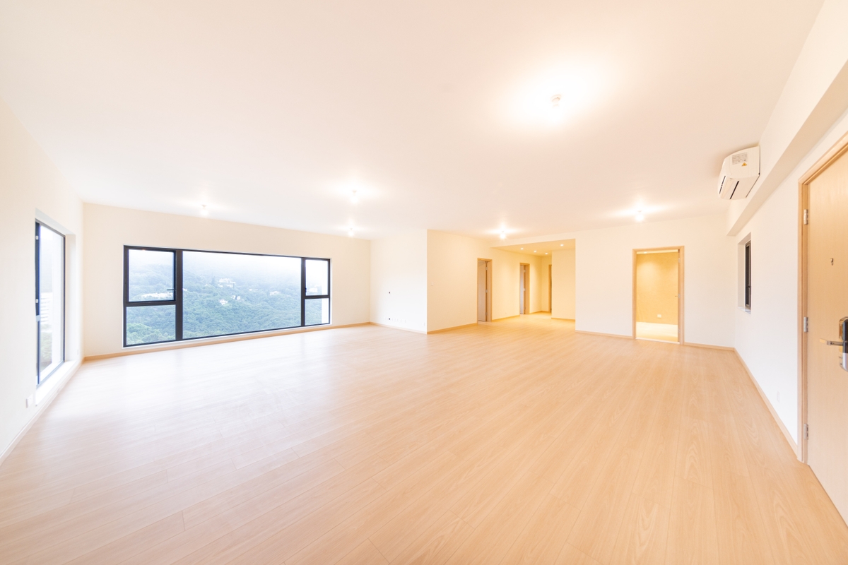 Guildford Court 僑福道5號 | Living and Dining Room