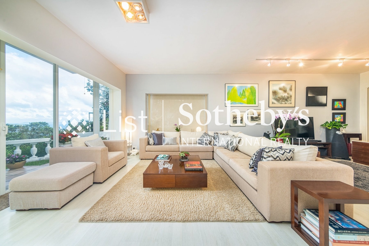 Guildford Court 僑福道5號 | Living and Dining Room